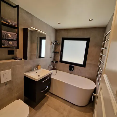 Comfortable Sleeps 4 D Near Center Apartamento
