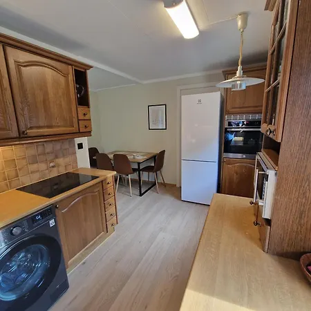 Comfortable Sleeps 4 D Near Center