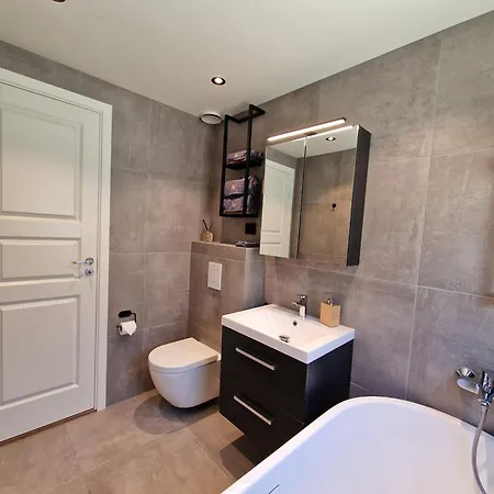 Comfortable Sleeps 4 D Near Center
